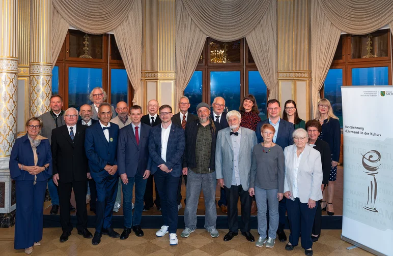 Gruppenfoto festlich gekleideter Ehrenamtlicher, die von Sachsens Kulturstaatsministerin Barbara Klepsch ausgezeichnet wurden