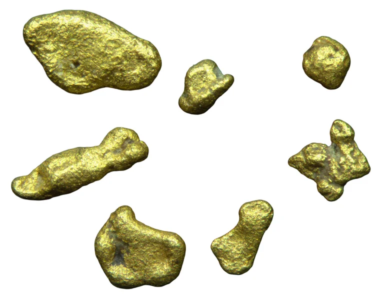 Sieben Goldnuggets unterschiedlicher Größe und Form