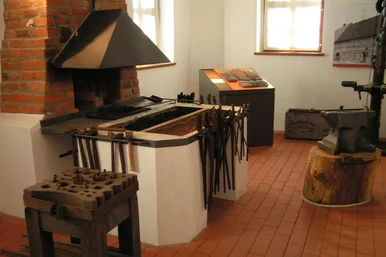 Inszenierung mit Schmiede-Ofen, Amboss, Zangen und weiteren Objekten aus einer historischen Schmiede