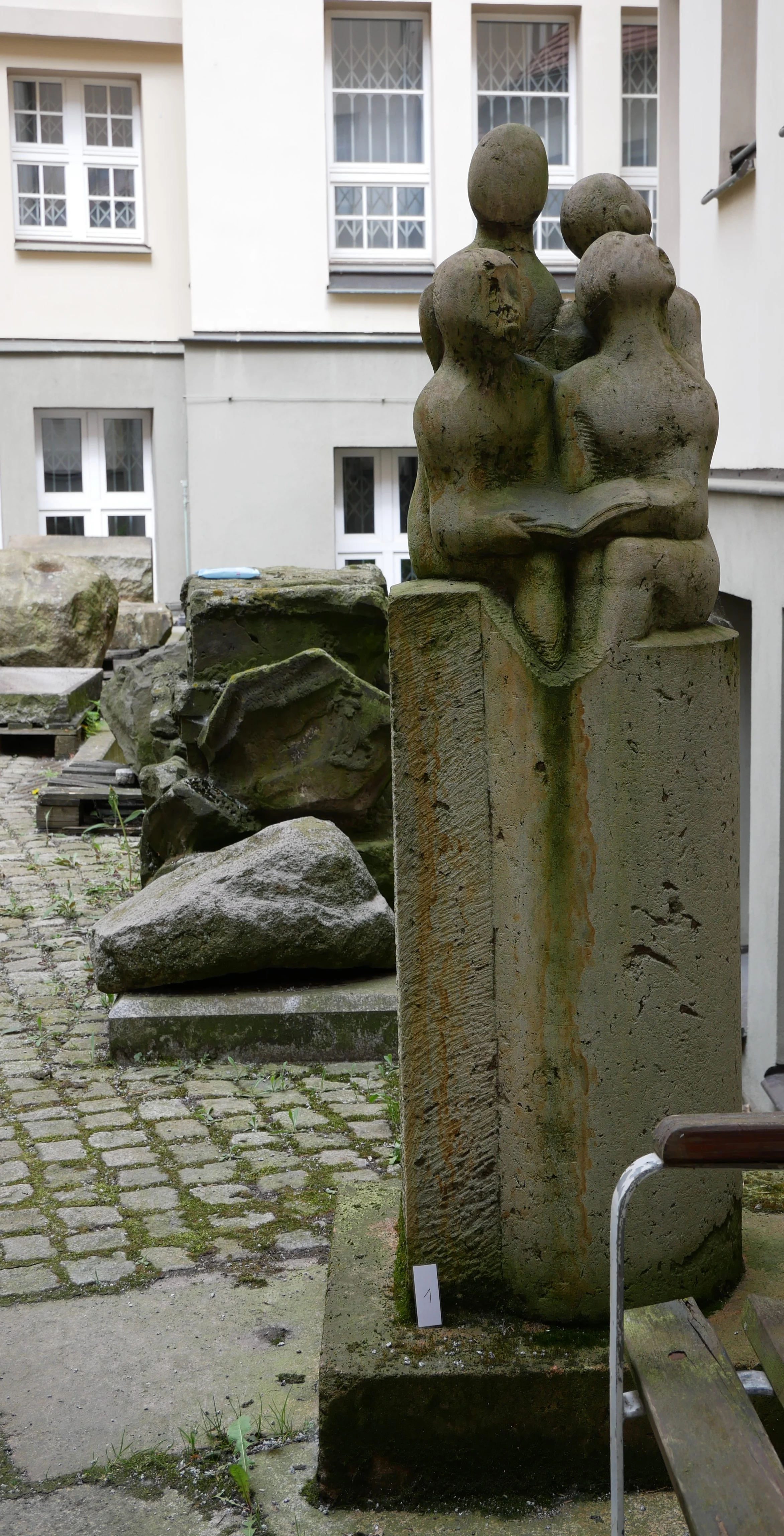 Lapidarium im Hof des Museums Bautzen Im Innenhof des Museums Bautzen stehen verschiedene Sandsteinskulpturen, Grabsteine und Grabplatten.