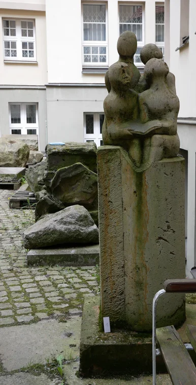 Im Innenhof des Museums Bautzen stehen verschiedene Sandsteinskulpturen, Grabsteine und Grabplatten.