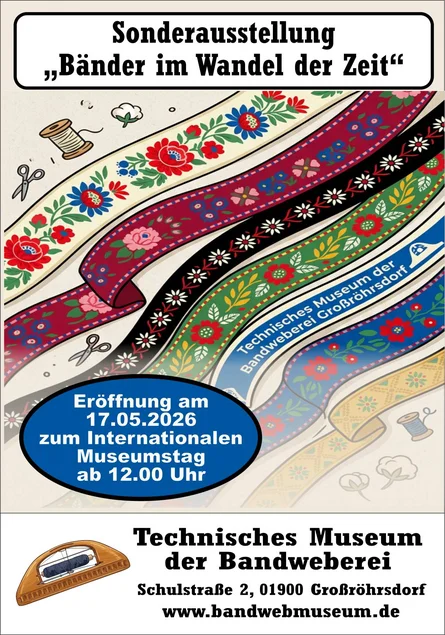Plakatmotiv zur Ausstellung „Bänder im Wandel der Zeit“ sind farbige Bänder mit verschiedenen Mustern und eingewebtem Text