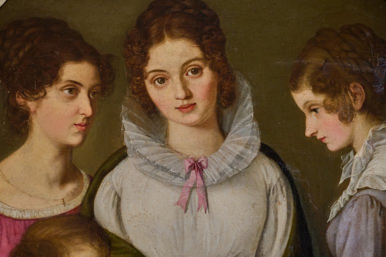 Detail eines historischen Gemäldes mit drei im Halbkreis zueinander stehenden, ernst blickenden jungen Frauen