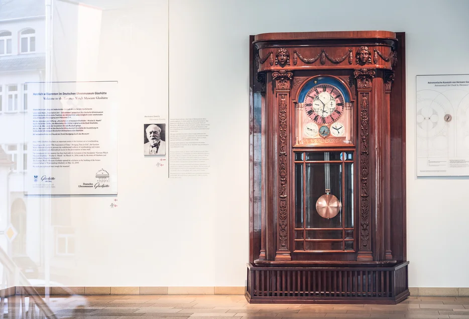 Astronomische Kunstuhr im Deutschen Uhrenmuseum Glashütte Die historische Astronomische Kunstuhr steht prominent im Foyer des Museums.