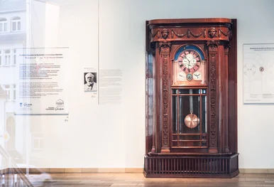 Astronomische Kunstuhr im Deutschen Uhrenmuseum Glashütte Die historische Astronomische Kunstuhr steht prominent im Foyer des Museums.