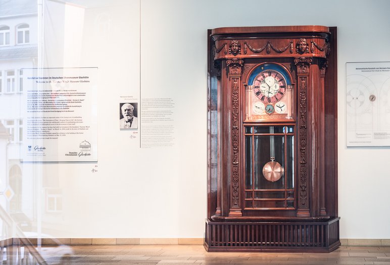 Die historische Astronomische Kunstuhr steht prominent im Foyer des Museums.