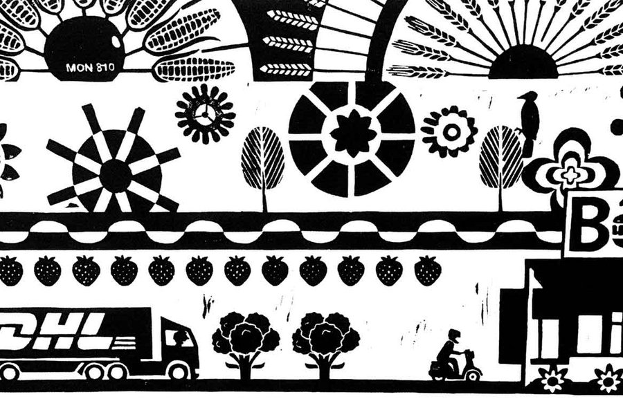 Druckgrafik in Schwarz und weiß, in dessen oberer Hälfte blüten- und sonnen-artige Ornamente angeordnet sind, während die untere Hälfte gegenständlich gestaltet ist. Dort zu sehen sind ein DHL-Transporter, ein Moped-Fahrer, zwei Bäume, eine Gebäudestruktur.