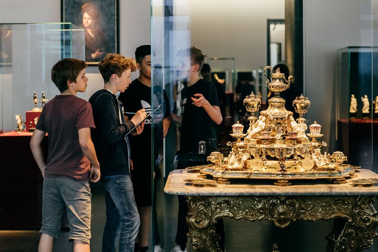 Das Foto zeigt vier Schüler vor der Vitrine mit dem „Goldenem Kaffeezeug“ im Neuen Grünen Gewölbe der Staatlichen Kunstsammlungen Dresden.