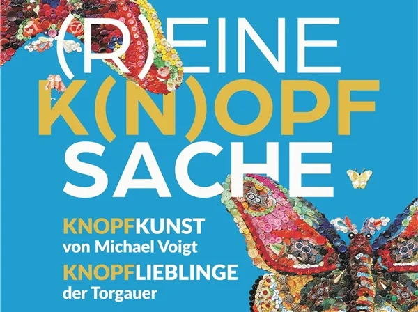 Plakat der Ausstellung "(R)eine K(n)opfsache. Knopfkunst von Michael Voigt und Knopflieblinge der Torgauer"