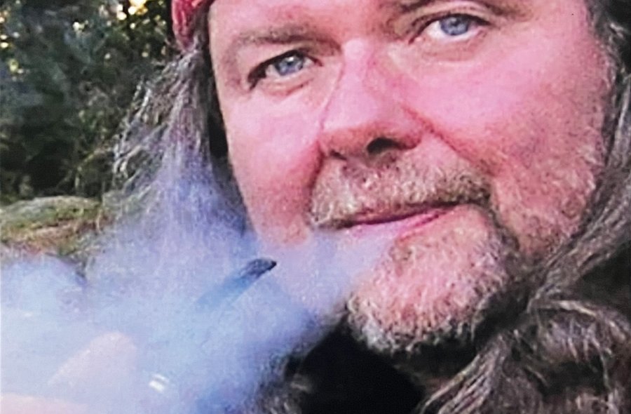 Rainer Klis Nahaufnahme eines Pfeife rauchenden Mannes mittleren Alters mit Bart, langen Haaren und roter Bandana