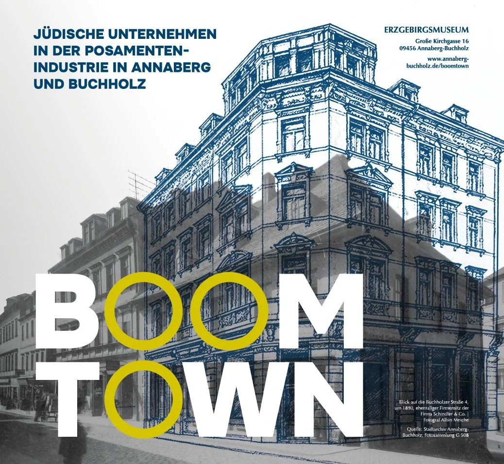 Ausstellungsplakat Plakatmotiv zu "Boomtown. Jüdische Unternehmen in der Posamenten-Industrie in Annaberg und Buchholz" ist ein Gründerzeit-Haus