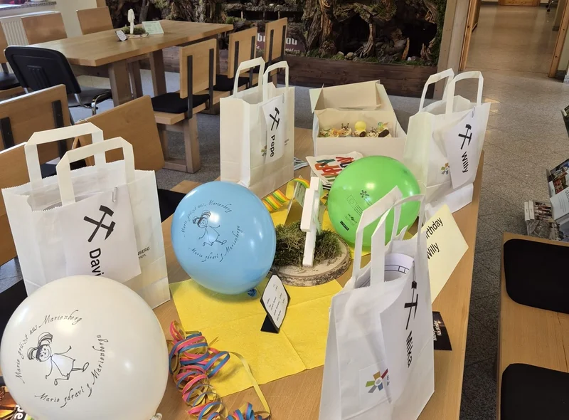 Bunte Luftballons, Geschenketüten und dekorierter Tisch vor einem Bergbaumodell im Pferdegöpel auf dem Rudolphschacht, Lauta