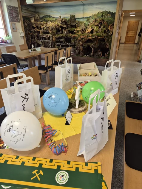 Alles Gute zum Geburtstag – gemeinsam Feiern im Bergbau-Areal Bunte Luftballons, Geschenketüten und dekorierter Tisch vor einem Bergbaumodell im Pferdegöpel auf dem Rudolphschacht, Lauta