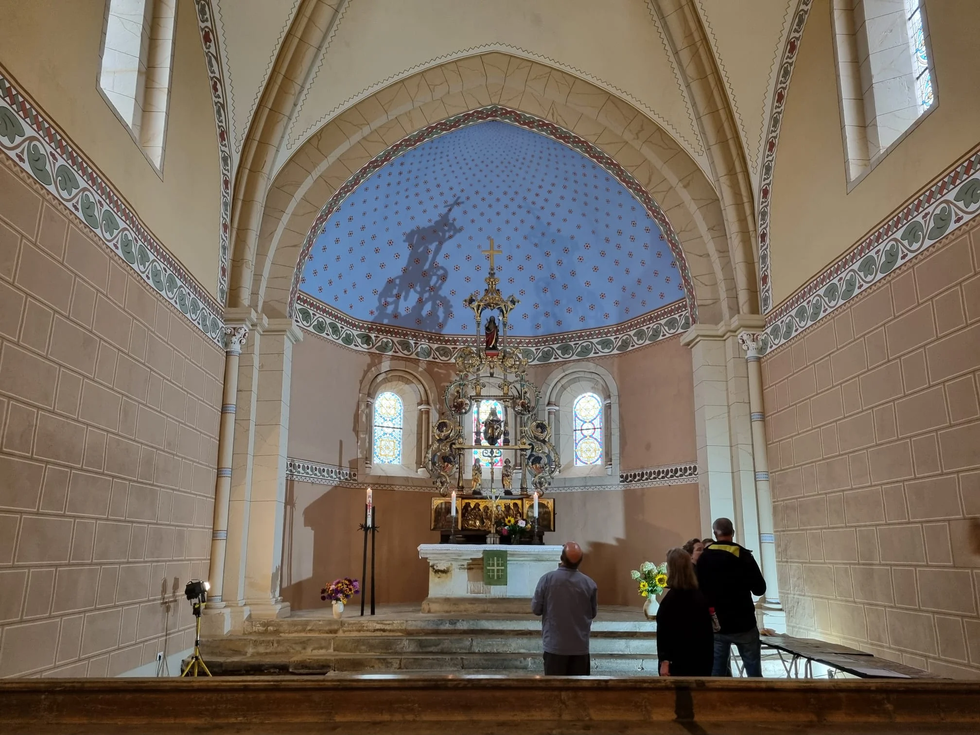 Blick in Richtung Chor und Apsis der spätromanisch-frühgotischen Basilika St. Nikolai in Dippoldiswalde