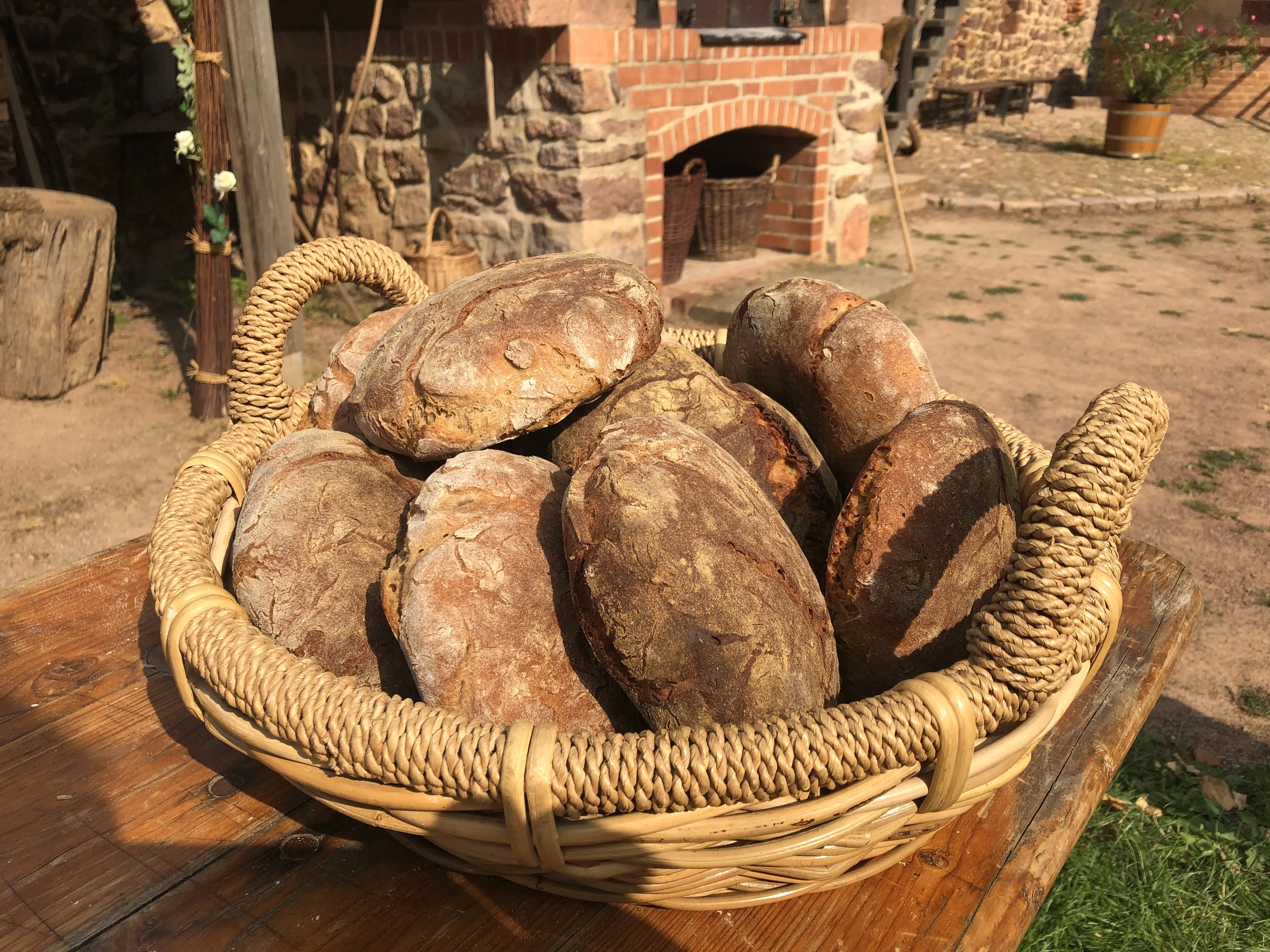Im Rahmen des Angebotes im Holzofen gebackenes Brot Brotkorb mit frisch gebackenen, runden Broten