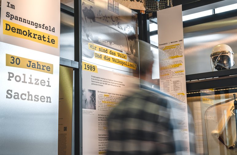 Das Foto zeigt einen Blick in die Wanderausstellung „Im Spannungsfeld Demokratie. 30 Jahre Polizei Sachsen“.