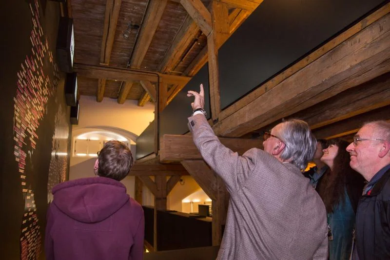 Erwachsene schauen sich die Mineralienausstellung an.