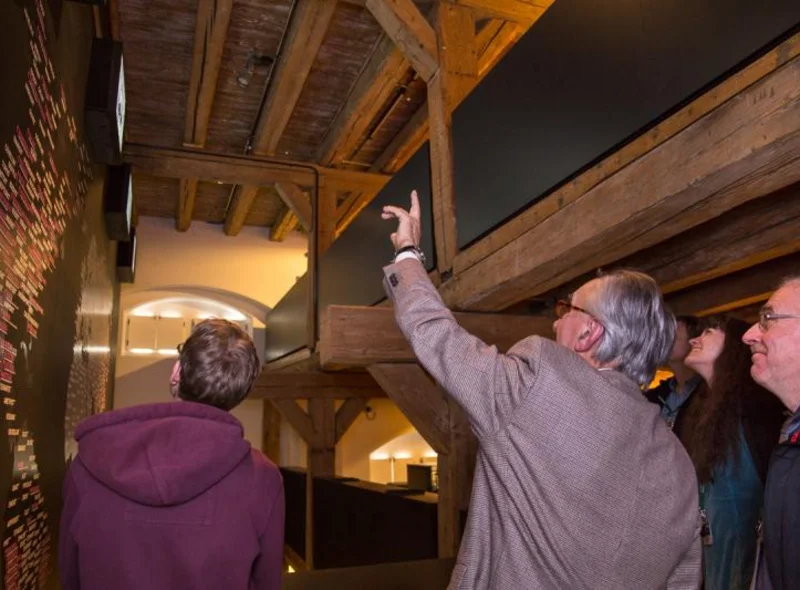 Erwachsene schauen sich die Mineralienausstellung an.