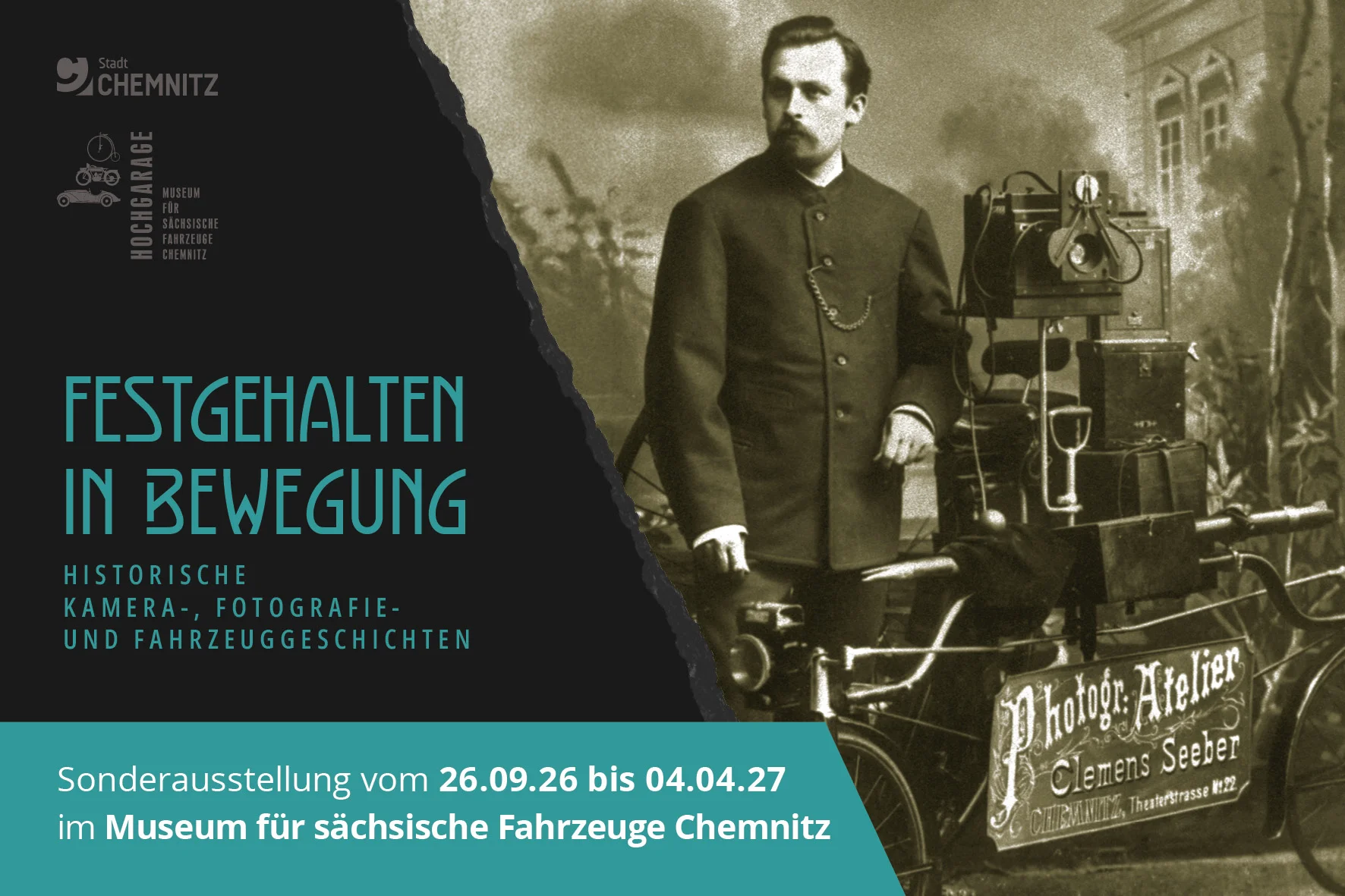 Ausstellungsplakat „Historische Kamera-, Fotografie- und Fahrzeuggeschichten“ Historisches Werbefoto des Photographischen Ateliers Clemens Seeber, Chemnitz, daneben Angaben zur Sonderausstellung