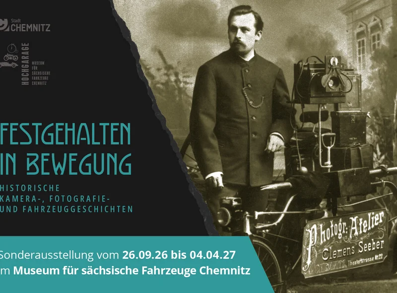 Historisches Werbefoto des Photographischen Ateliers Clemens Seeber, Chemnitz, daneben Angaben zur Sonderausstellung
