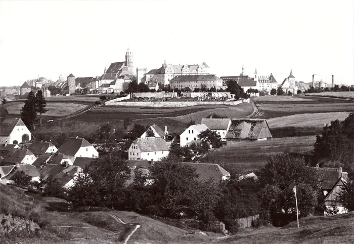 Historische Schwarzweißfotografie von Bautzen. Blick über die Ortschaft Seidau von Nordwest Richtung Südost. Im Hintergrund sind der Protschenberg-Friedhof und die Ortenburg sowie Teile der historischen Altstadt zu sehen.