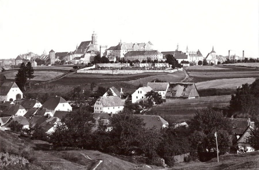 Historische Schwarzweißfotografie von Bautzen. Blick über die Ortschaft Seidau von Nordwest Richtung Südost. Im Hintergrund sind der Protschenberg-Friedhof und die Ortenburg sowie Teile der historischen Altstadt zu sehen.