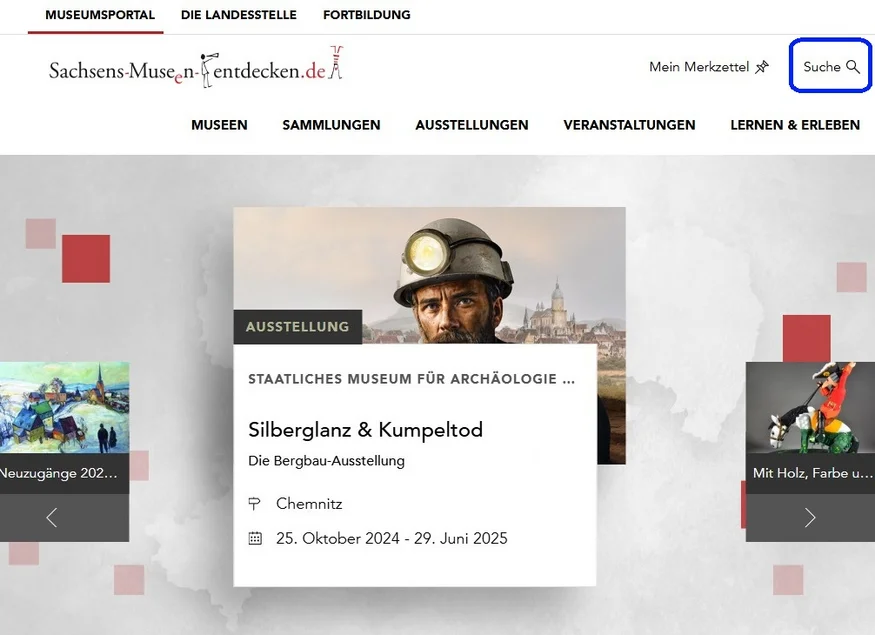 Screenshot der Startseite des sächsischen Museumsportals, auf dessen zentraler Bühne die Ausstellung "Silberglanz und Kumpeltod" im Staatlichen Museum für Archäologie Chemnitz hervorgehoben wird. Oben rechts im Menü ist die zur Suchfunktion führende Schaltfläche durch eine Umrahmung gekennzeichnet.