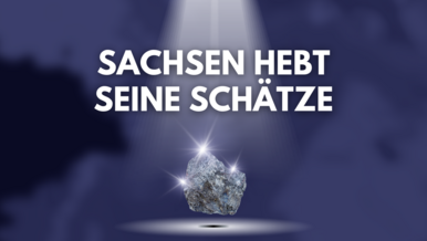 Sonderausstellungsbanner Das Bild zeigt einen glitzernden Stein, auf den ein Scheinwerferlicht fällt sowie den Titel Sachsen hebt seine Schätze