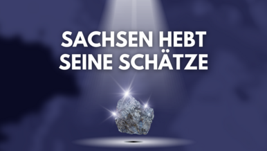 Das Bild zeigt einen glitzernden Stein, auf den ein Scheinwerferlicht fällt sowie den Titel Sachsen hebt seine Schätze