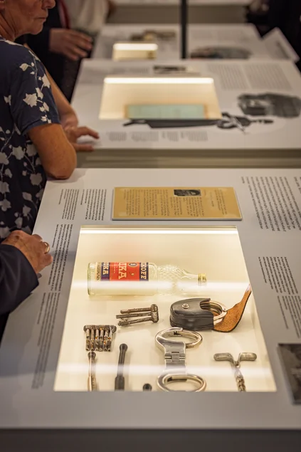 Ausstellungsmöbel mit Exponaten Blick auf ein Ausstellungsmöbel mit Exponaten aus dem Gefängnisalltag