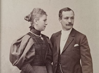 Historisches Foto eines jungen Paares, wahrscheinlich zu Beginn des 20. Jahrhunderts