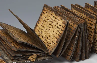 Leporello mit Gebeten und Zaubersprüchen, Batak-Handschrift auf Baumrinde, Sumatra, um 1800