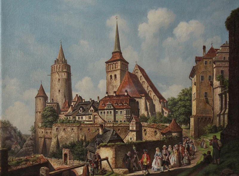 Eine Prozession von fröhlichen Personen auf einer Straße, im Hintergrund Türme der Wasserkunst und Michaeliskirche