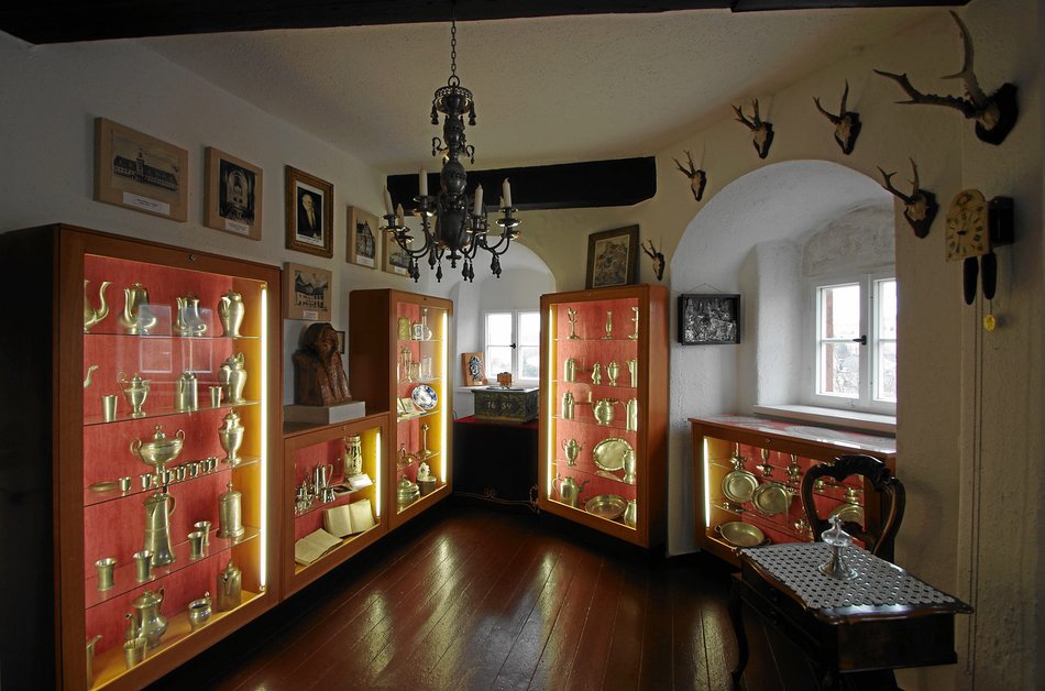 Das Foto zeigt einen Blick in den Ausstellungsraum der Sammlung von Zinnobjekten – der „Zinnstube“ – des Turmmuseums Geyer.