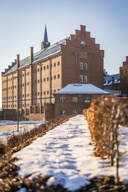 Außenansicht auf den Südflügel Blick auf einen historischen Gebäudeteil des Gefängnisses Hoheneck