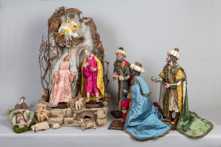 Modell der Krippe in Bethlehem, mit Maria und Josef, dem Christuskind und den Heiligen Drei Königen in bunten Gewändern