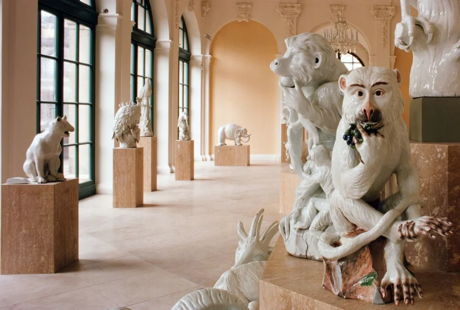 Blick in den Saal im Mittelpavillon: Tierplastiken aus Meissner Porzellan aus dem 18. Jahrhundert