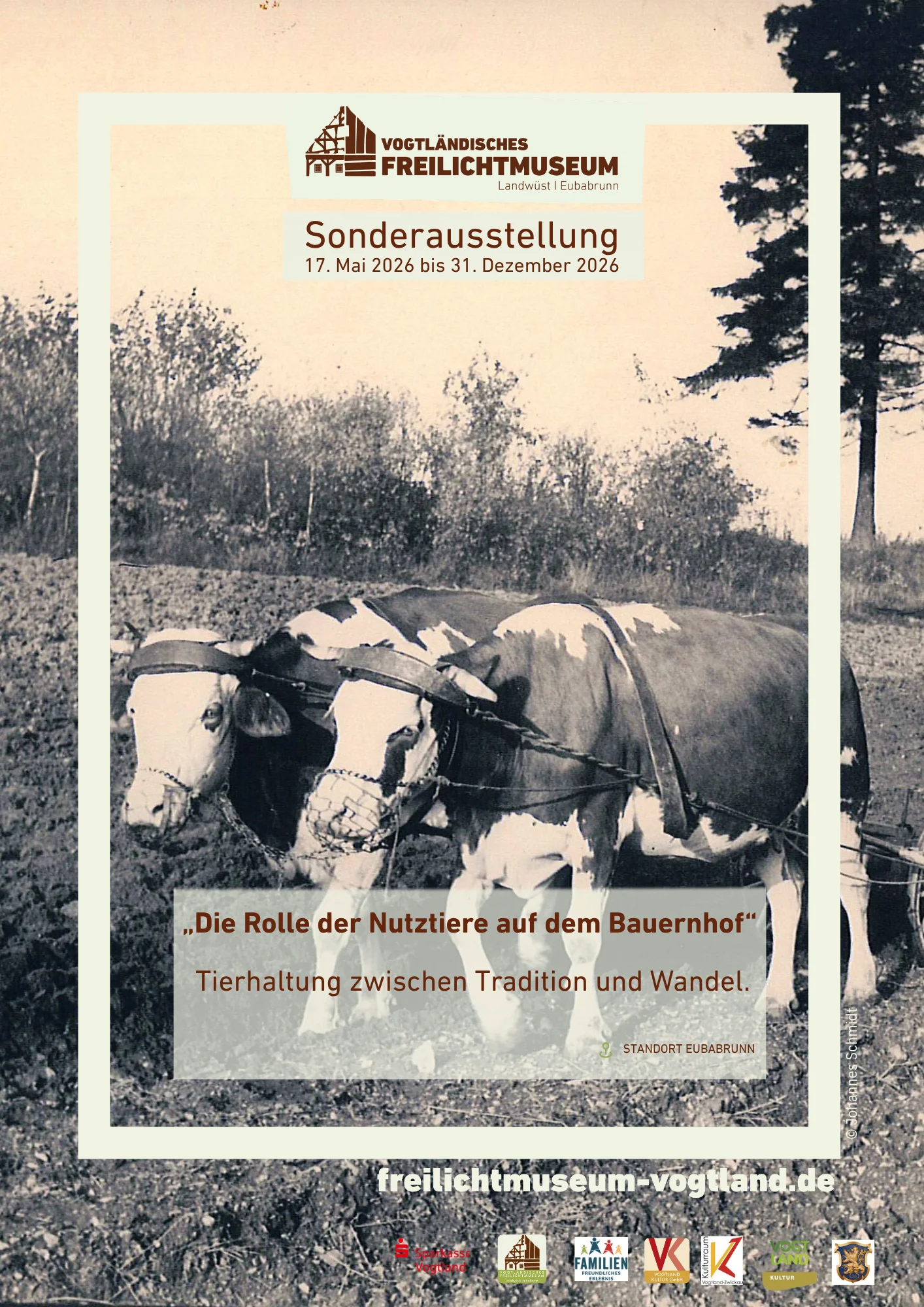 Ausstellungsplakat Plakatmotiv ist ein historisches Schwarzweißfoto zweier vor landwirtschaftliches Gerät gespannter Kühe auf einem Acker.