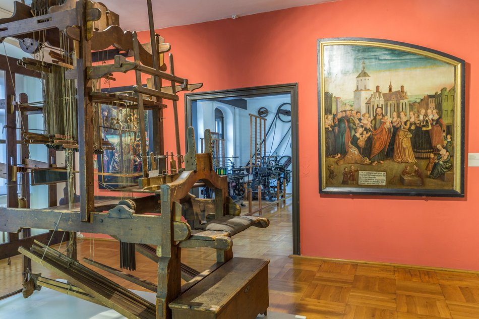 Das Foto zeigt einen Blick in den Barbara-Uthmann-Saal des Erzgebirgsmuseums Annaberg-Buchholz.
