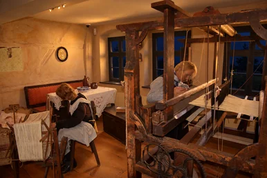 Weberstube im Karl-May-Haus Hohenstein-Ernstthal Historische Weberstube der Familie des Schriftstellers Karl May im abendlichen Dunkel