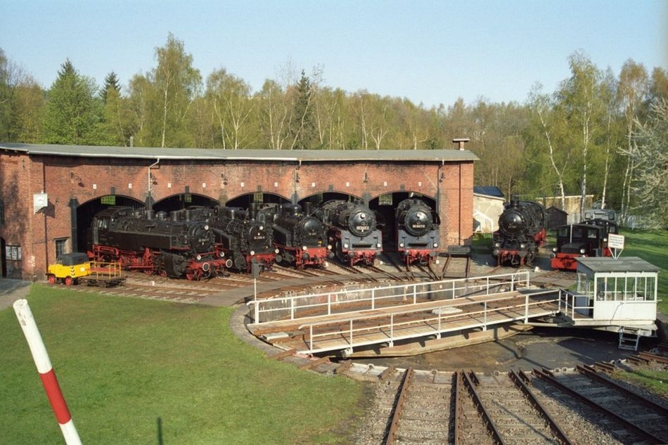 Mehrere historische Dampflokomotiven in sternförmiger Formation