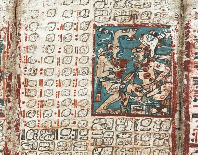 Detailaufnahme einer historischen Handschrift, in der Hieroglyphen in senkrechten Reihen sowie eine farbige Illustration zweier menschlicher oder göttlicher Wesen erkennbar sind