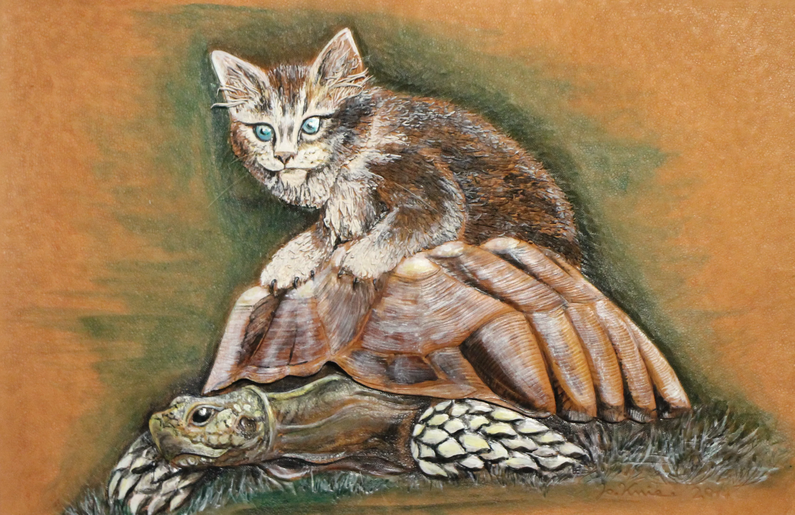 Jochem Knie, „Katze auf Schildkröte“ Punziertes und bemaltes Leder, auf dem eine Katze, sitzend auf einer Schildkröte, abgebildet ist