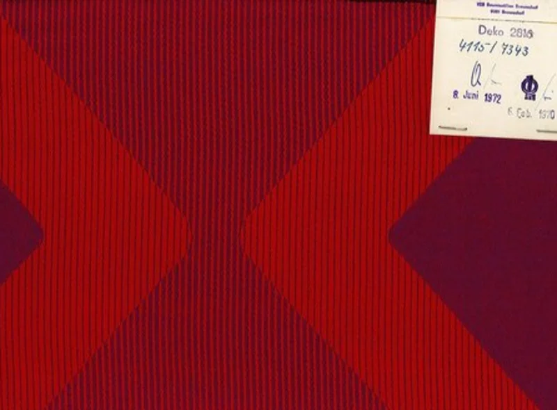 Stoffmuster Feindesign 3417, ein Atlasgewebe in dunkelrot