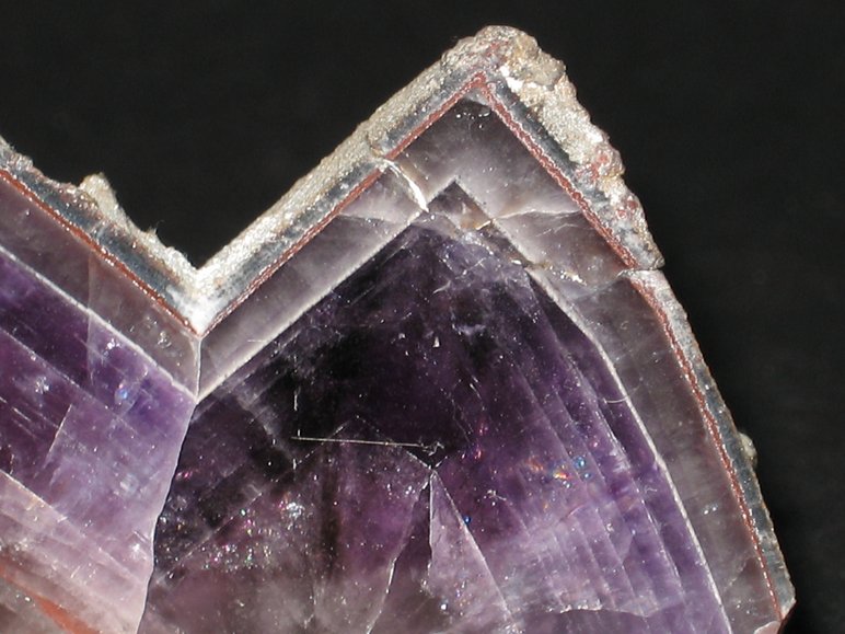 Glatt geschliffener Amethyst mit violetten, weißen und durchsichtigen Strukturen.