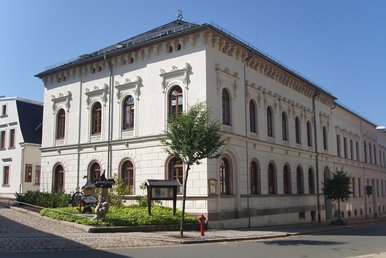 Schatzhaus Erzgebirge, Eibenstock Sommerliche Außenansicht eines zweistöckigen Eckgebäudes im Gründerzeit-Stil