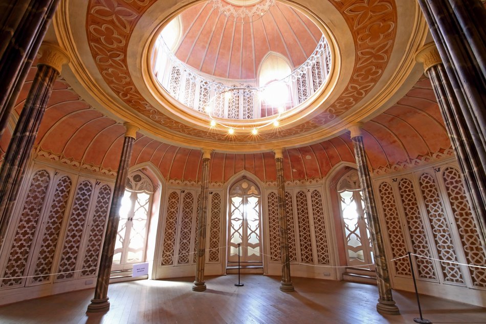 Historische Bibliothek im neogotischen Stil mit Säulen und runder Kuppel