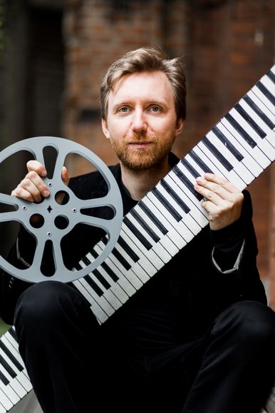 Richard Siedhoff, Pianist Das Foto zeigt den Pianisten Richard Siedhoff mit Klaviatur und Filmrolle.