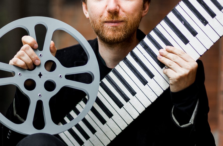 Richard Siedhoff, Pianist Das Foto zeigt den Pianisten Richard Siedhoff mit Klaviatur und Filmrolle.