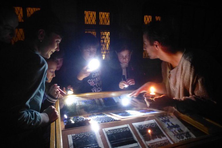 Menschen halten eine Taschenlampe in der Hand